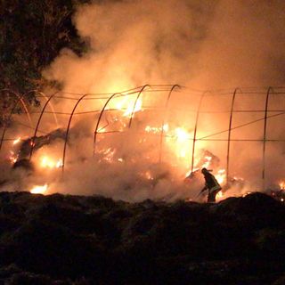 FOTO. Fagnano, incendio in un deposito di fieno: i vigili del fuoco intervengono con sette mezzi da tutta la provincia