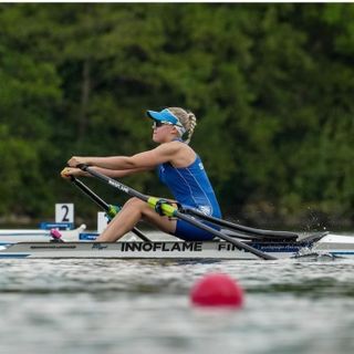 L'atleta finlandese mentre si allena sulle acque del lago di Varese
