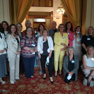 Il gruppo di mentor e relatrici che ieri, mercoledì 14 luglio, hanno partecipato alla conferenza stampa di chiusura del progetto "Mentoring al femminile"