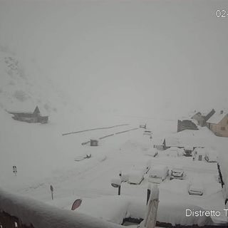 Qui sopra la situazione di questa mattina da Riale, letteralmente sepolta dalla neve, in Val Formazza e, sotto in gallery, dal rifugio Zamboni di cui si intravede soltanto un tenue profilo e dalle montagne del Verbano Cusio Ossola (foto Centro Meteo Piemonte - Meteo Live Verbano Cusio Ossola)