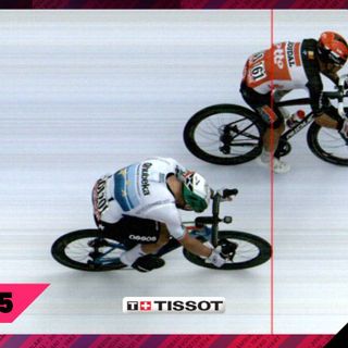 Il fotofinish di Cattolica: l'australiano Caleb Ewan beffa Nizzolo (foto tratta dalla pagina Facebook ufficiale del Giro d'Italia)