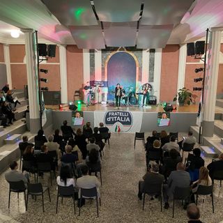 Fratelli d’Italia chiude la campagna elettorale al teatrino Santuccio Fratelli d’Italia chiude la campagna elettorale al teatrino Santuccio