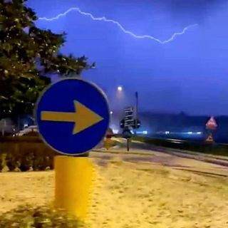 Nell'incredibile foto di Daniele Ruspini via NaturalMeteo si vede di tutto: chicchi bianchi con un fulmine nel cielo nella folle notte del 27 novembre