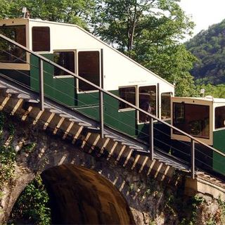 Monti: «Il Pd tiene ferme Varese e la funicolare». Galimberti: «Riaprirà dal prossimo fine settimana, prima le attività essenziali»