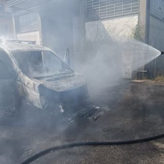 Varese, furgone in fiamme tra Casbeno e il lungolago