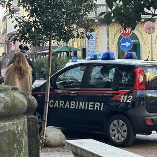 I carabinieri davanti a uno dei negozi finiti nel mirino