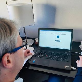 Il sindaco Galimberti: «Domani è già qui e manca l'ordinanza regionale. Al mercato solo banchi alimentari, restano chiusi musei e biblioteca»