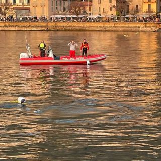 Si getta nel lago e affoga a Como davanti a decine di persone