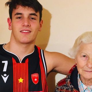 La foto postata da Giambattista Tita Da Rin con sua mamma e il nipote della donna, Simone La foto postata da Giambattista Tita Da Rin con sua mamma e il nipote della donna, Simone