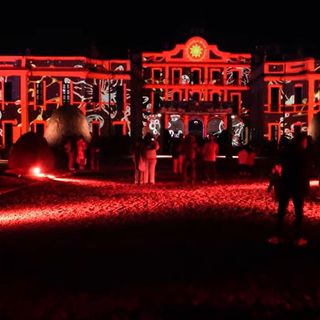 Palazzo Estense illuminato con le proiezioni natalizie di questi giorni