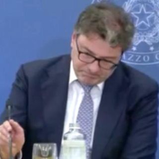 Giancarlo Giorgetti si commuove questa mattina nella conferenza stampa di presentazione della manovra finanziaria parlando di Bobo Maroni