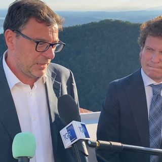 VIDEO. Giorgetti lancia Bianchi: «Da oggi chiamatelo il Matteo di Varese». E lui: «Città accartocciata su se stessa, tra 5 o 10 anni dovremo aver rialzato la testa»