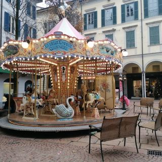 La giostra di Mary Poppins torna in piazza del Podestà per le feste di Natale