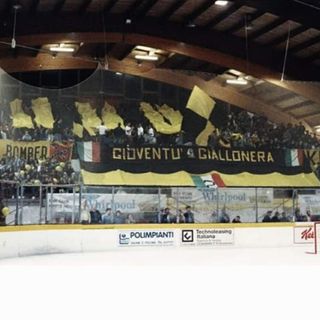 La foto della storica curva giallonera al Palalbani postata sul gruppo Mastini Forever: domani sera all'Agorà il Varese merita un tifo così