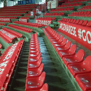 Gli striscioni che Il Basket Siamo Noi ha posto questa mattina nel palazzetto per non lasciare “soli” Ferrero e compagni. C'è anche la bandiera argentina per il debutto di Scola (foto sotto)