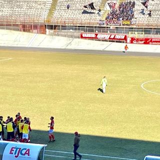 Il mucchio dopo il 2-0. Sotto in gallery Luciano Bonvini prima del via di Varese-Imperia seduto al posto del papà Pietro, scomparso in settimana dopo 66 anni da primo tifoso del Varese al Franco Ossola