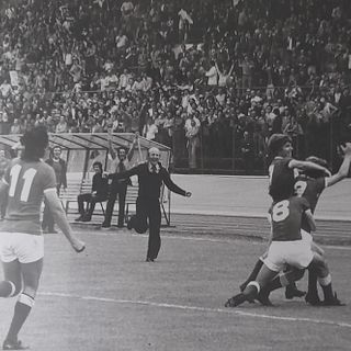 Tutti sul diciottenne Ramella dopo il gol dell'1-0 che spianò la strada alla vittoria sul Catania e all'ultima promozione in A biancorossa del 9 giugno '74. Sotto, invece, l'ultimo gol del Varese nella massima serie, sempre di Ernestino contro la Samp nella stagione successiva