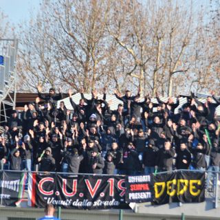 Anche a Seregno gran tifo degli ultrà biancorossi, presenti numerosissimi (foto Ezio Macchi)