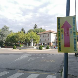 I corridori sboccheranno a Casbeno in piazza Libertà dopo essere saliti dai Ronchi attraverso via Corridoni, quindi si dirigeranno in via XXV Aprile verso il traguardo di via Sacco