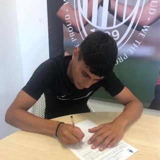 Gregorio Angelè firma per il Milan nella foto postata sulla pagina Facebook dell'Accademia Varese