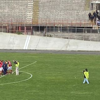Il gruppo in campo a fine gara. Nella gallery Salami spiazza il portiere sul rigore dell'1-0 e lo stesso gruppo biancorosso nel pre partita unito in cerchio sul prato di Masnago