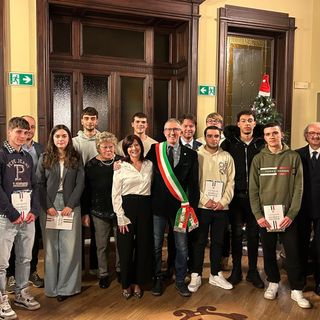 Da sinistra alcuni dei giovani premiati in Comune a Gazzada Schianno: Federico Stievano, Lucrezia Orlando, Giovanni Paolo Nicora, Marco Achini, Davide Guzzi, Tommaso Perrucconi, Davi Felipe Fagundes e Fabio Zini