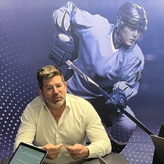 Carlo Bino davanti ai giornalisti oggi al bar del palaghiaccio