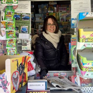 Francesca Zovadelli, che gestisce insieme a Mauro Albini l'edicola in viale Borri, ha un sorriso per tutti