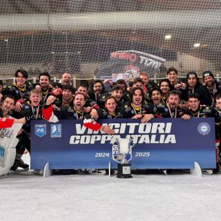 Il Feltre con la prima Coppa Italia della storia conquistata all'Acinque Ice Arena di Varese (foto Galbiati)