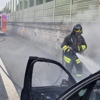 Auto in fiamme sull’autostrada A9, traffico difficoltoso a Origgio