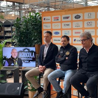 Giacomo Brusa, padrone di casa all'Agricola in video con sciarpa giallonera, ha accolto coach Glavic, il vicepresidente Malfatti e capitan Vanetti per la presentazione delle final four di Coppa Italia (foto Galbiati)