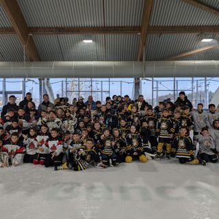 Il gruppone di under 10 che ha ricordato Marco Fiori nel settimo Memorial andato in scena oggi al palaghiaccio (Foto HC Varese 1977, che ringraziamo)