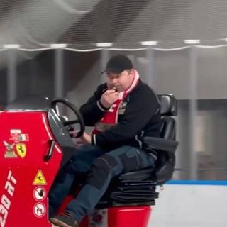 La macchina del ghiaccio dell'Acinque Ice Arena di Varese guidata da Mircea e il più straordinario giro di pista per omaggiare il Feltre vincitore della Coppa Italia