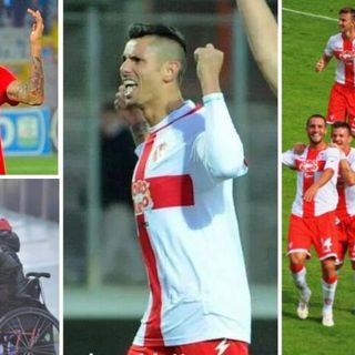 FORMIDABILI QUEGLI ANNI Angelo Rea, 42 anni, per tre stagioni biancorosso in serie B: a destra corre felice al Franco Ossola accanto a Pavoletti-gol, Fiamozzi ed Ely, a sinistra con l'indimenticabile Luca Alfano accanto alla panchina e con la maglietta "Carrrico" (ringraziamo Domenico Ghiotto ed Ezio Macchi per le foto)