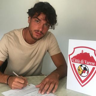 La firma di Giovanni Scampini sull'accordo con il Città di Varese: è il primo rinforzo per la serie D
