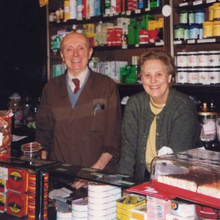 Mario e Anita Vercellini, qui e in basso, insieme nella loro Drogheria