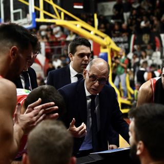 Coach Attilio Caja durante un timeout insieme ai suoi giocatori (foto Averna / archivio)