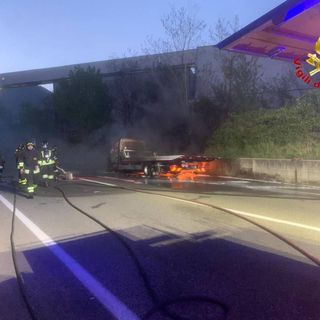 Carro attrezzi prende fuoco a Caravate, disagi sulla Sp1