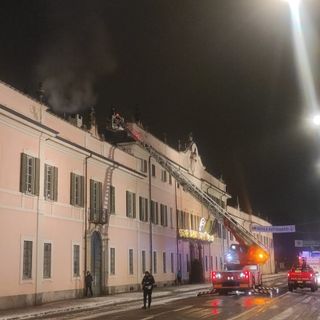Incendio a Palazzo Estense, fumo dal tetto del Comune