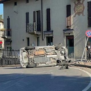 Casciago, scontro all'incrocio di via Matteotti. Auto abbatte un palo e si ribalta in carreggiata