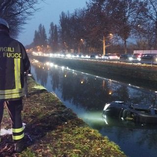Drammatico incidente a Pavia: scontro tra due auto, una finisce nel Naviglio. Ragazza 22enne gravissima