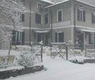 Domattina potremmo risvegliarci con la neve al Campo dei Fiori (nella foto l'osteria Irma imbiancata)