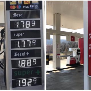 In foto i prezzi al distributore di via Matteotti ad Arcisate e, a destra, uno di quelli oltre confine a Gaggiolo