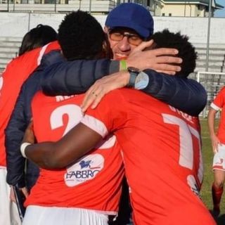 L'abbraccio più forte e bello: Ezio Rossi con Mamah e Otelè, autore del gol vittoria a Legnano su assist del primo. Entrambi neoentrati, entrambi partivano da "ultimi" e possono essere primi