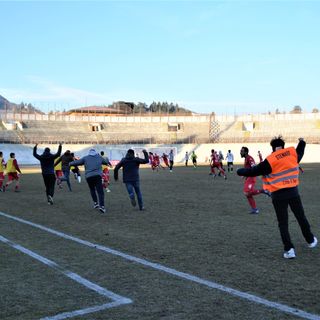 Volete tornare domenica al Franco Ossola ribollente di passione per un'altra cosa come questa al gol di Mamah? Bisogna vincere a Fossano (foto Ezio Macchi)