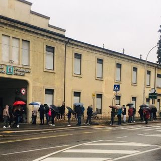 Code al punto tamponi, l'ospedale al sindaco: «Valutiamo di installare una copertura per chi vuole aspettare all'aperto»