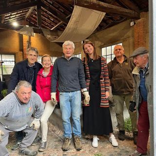I casbenat al lavatoio insieme alla casbenat Ivana Perusin (foto tratta dalla pagina Facebook del Comune)