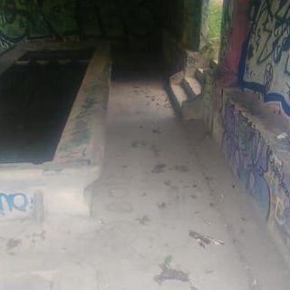 Vandali al lavatoio di Bobbiate, escrementi disseminati ovunque