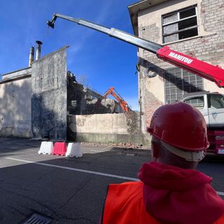 VIDEO. Ex Aermacchi, iniziata la demolizione su via Castoldi: traffico a senso unico alternato