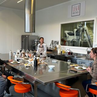 Monica Neri (al centro) con una una parte del suo staff nella sua cucina in azienda